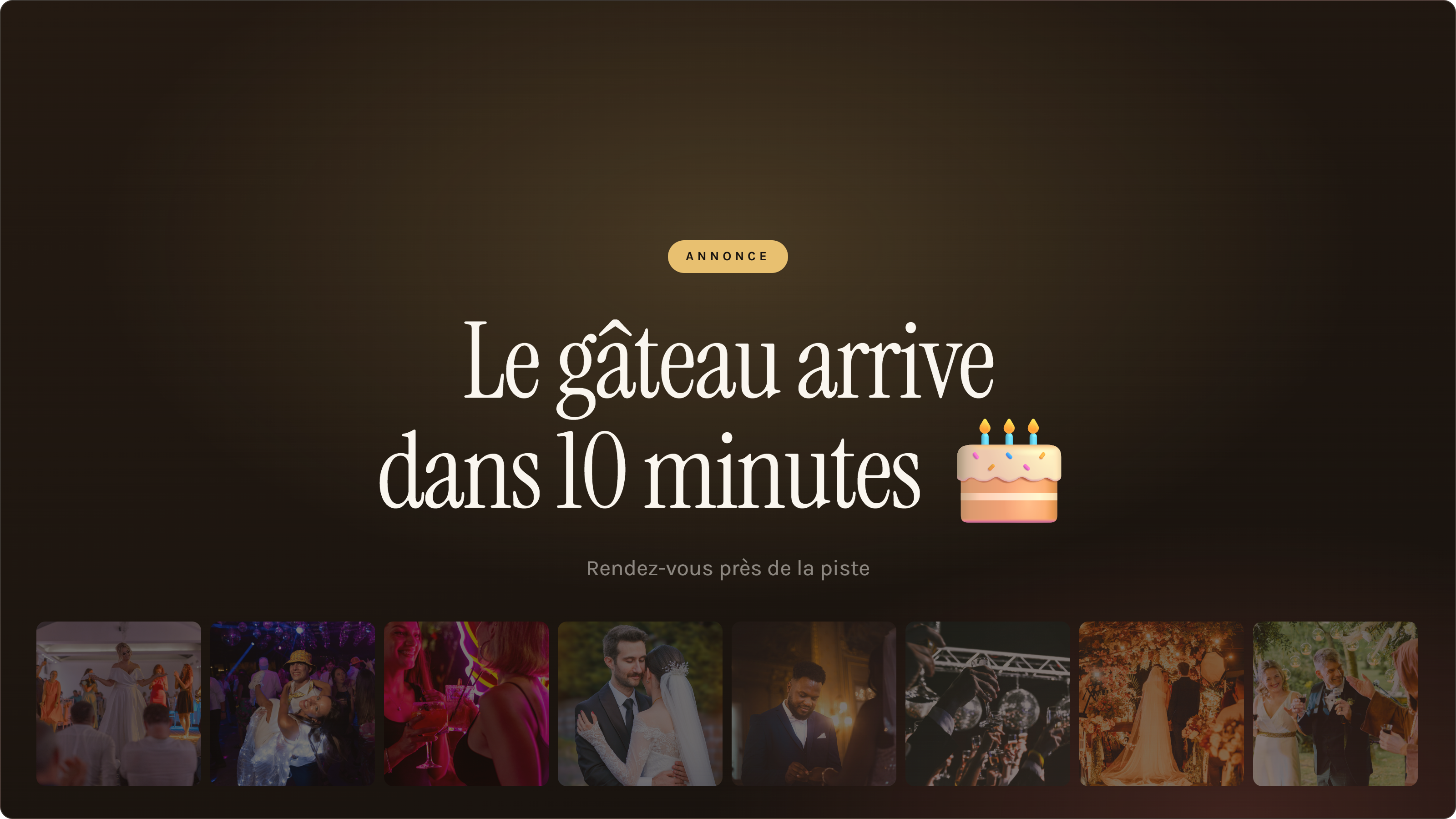 Annonce plein écran sur le grand écran : « Le gâteau arrive dans 10 minutes »